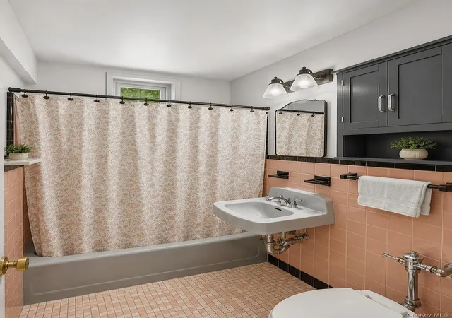 2nd image of 2 Louisiana Ave, Bronxville, NY 10708