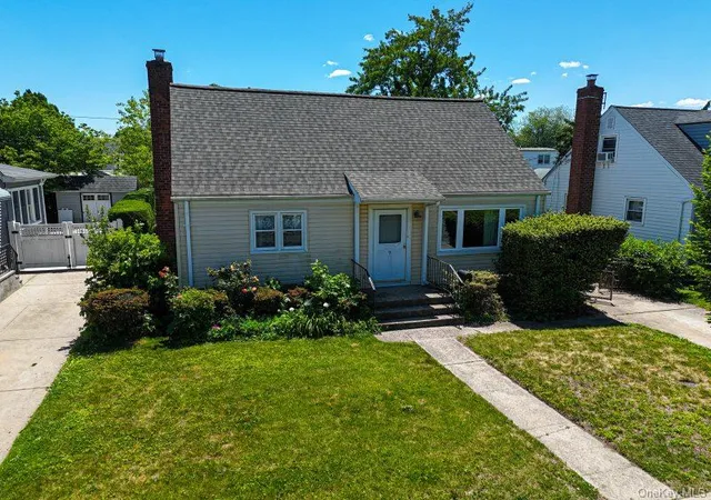 Homes for sale in Oyster Bay, NY | 9 Robert St, Oyster Bay, NY 11801 | MLS# 1008646