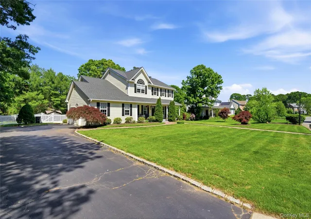 2nd image of 9 Ridgefield Dr, Shoreham, NY 11786 | MLS# 1008648