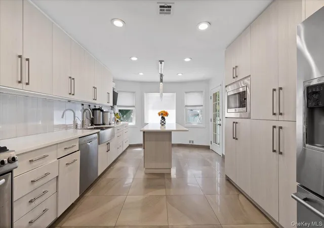 3rd image of 648 Diane Pl, Hempstead, NY 11581 | MLS# 1008660
