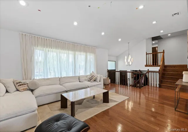 5th image of 648 Diane Pl, Hempstead, NY 11581 | MLS# 1008660