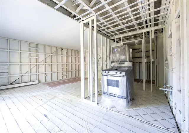 4th image of 1 Toms Point Ln #Building 5, Unit 9J, North Hempstead, NY 11050 | MLS# 1008670