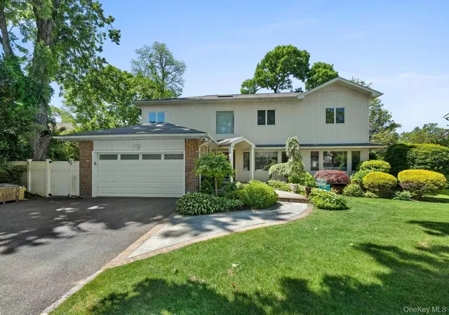 Photo 1 of Single family home for sale at 24 Holly Ln, Oyster Bay, NY 11753 | MLS# 1008722 | Listing updated on 2026-09-04