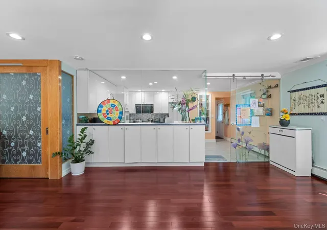 Photo 4 of Single family home for sale at 24 Holly Ln, Oyster Bay, NY 11753 | MLS# 1008722 | Listing updated on 2026-09-04