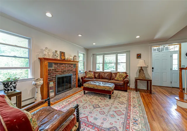 4th image of 253 Melbury Rd, Babylon, NY 11702 | MLS# 1008728
