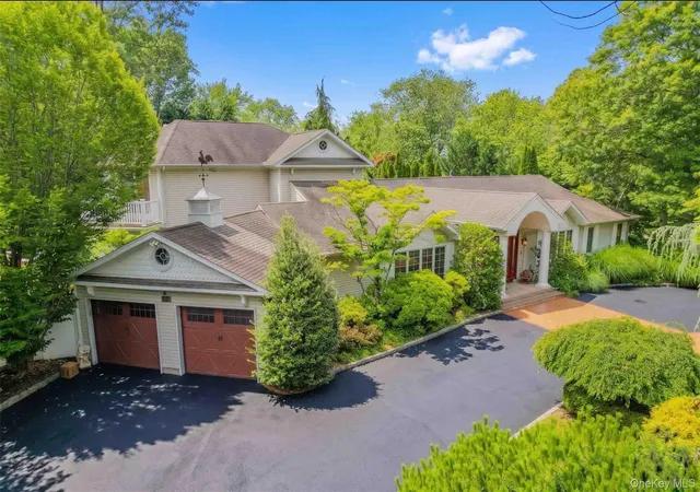 Photo 2 of Mansion for sale at 20 Astro Pl, Huntington, NY 11746 | MLS# 1008825 | Listing updated on 2026-10-04