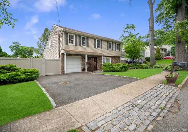 3rd image of 11 Edison Dr, Huntington Station, NY 11746 | MLS# 1008902