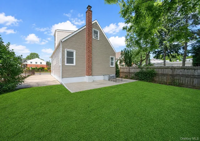 3rd image of 124 Washington Ave, Valley Stream, NY 11580 | MLS# 1008934