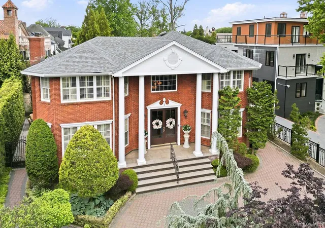 3rd image of 4 Point Crescent, Whitestone, NY 11357 | MLS# 1008950