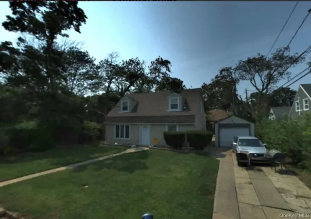 Homes for sale in North Hempstead, NY | 4 Clover Ln, North Hempstead, NY 11590 | MLS# 1008970
