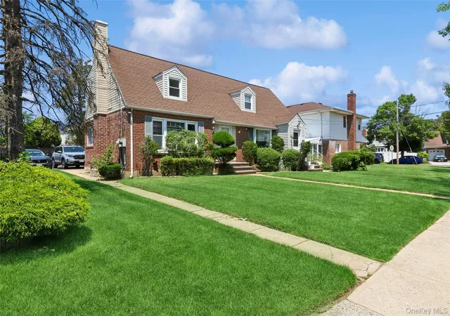 Photo 2 of Single family home for sale at 5 Seaton Gate, Valley Stream, NY 11580 | MLS# 1008979 | Listing updated on 2026-07-07