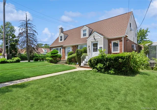 Photo 3 of Single family home for sale at 5 Seaton Gate, Valley Stream, NY 11580 | MLS# 1008979 | Listing updated on 2026-07-07