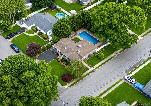 2nd image of 2 Pueblo Ct, Islip, NY 11782 | MLS# 1008991