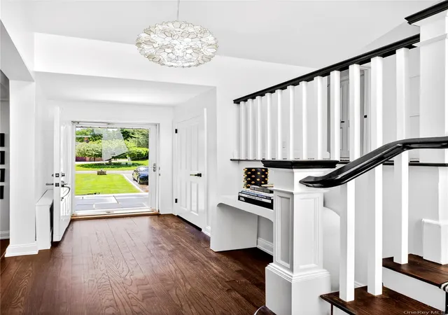 Photo 3 of Sale Pending at 16 Cherrywood Ln, North Hempstead, NY 11050 | MLS# 1009018 | Listing updated on 2026-08-08