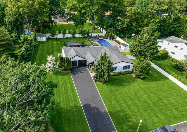 Photo 1 of Single family home for sale at 11 Gallatin Dr, Huntington, NY 11746 | MLS# 1009040 | Listing updated on 2026-09-05