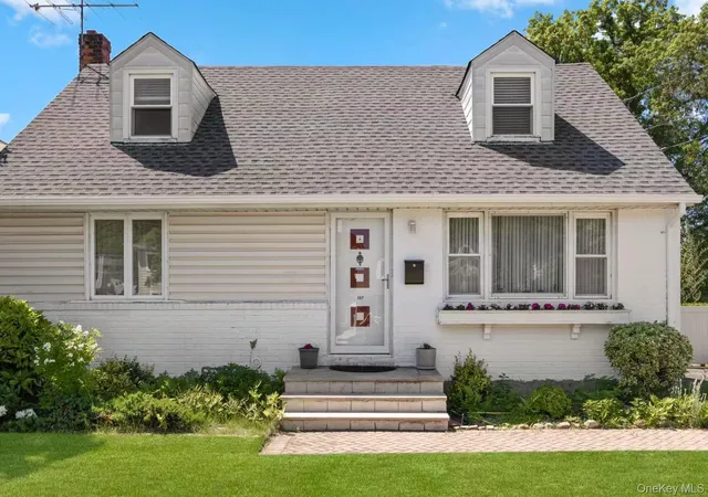 Homes for sale in North Hempstead, NY | 103 Nassau Dr, North Hempstead, NY 11507 | MLS# 1009067