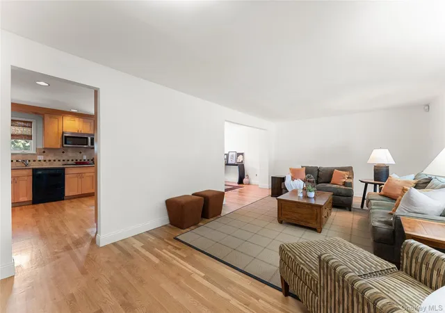 Photo 5 of Sale Pending at 7 Hastings Close, Hastings On Hudson, NY 10706 | MLS# 1009117 | Listing updated on 2026-07-03