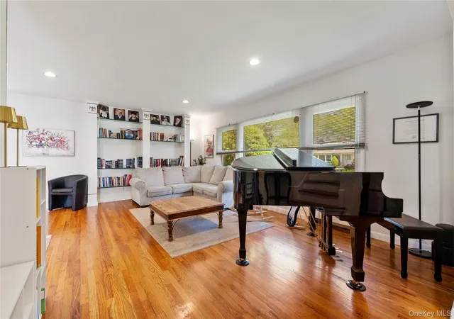 4th image of 842 Fiske St, Hempstead, NY 11598 | MLS# 1009119