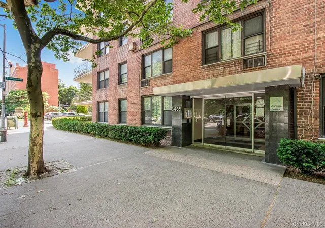 Homes for sale in New York, NY | 6485 Broadway, New York, NY 10471 | Houzeo
