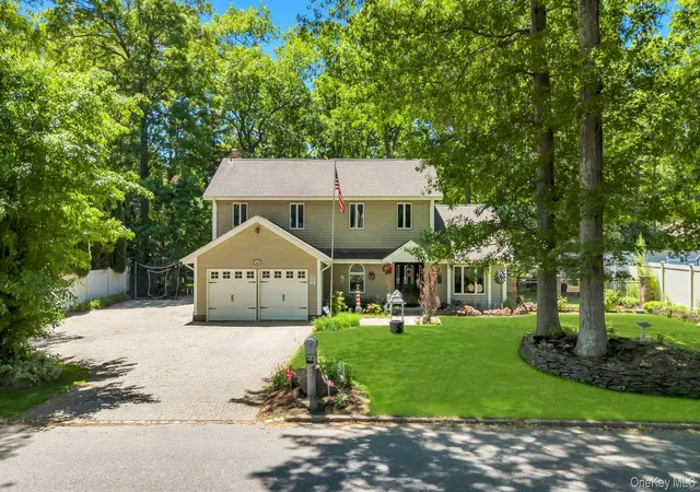 2nd image of 14 Russet Ln, Lake Grove, NY 11755 | MLS# 1009166
