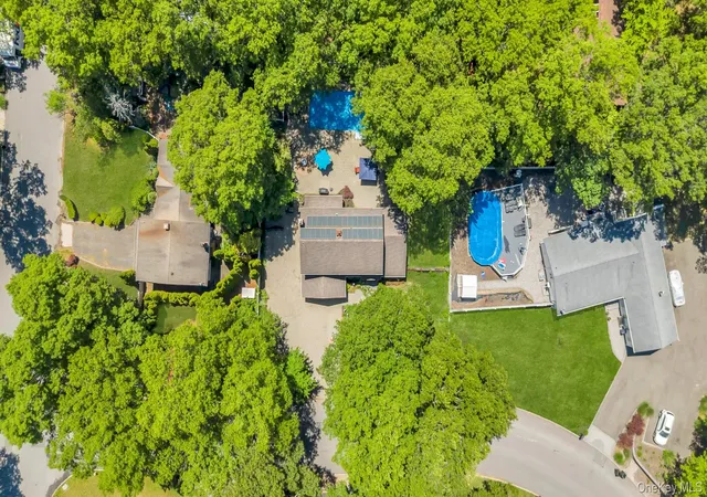 3rd image of 14 Russet Ln, Lake Grove, NY 11755 | MLS# 1009166