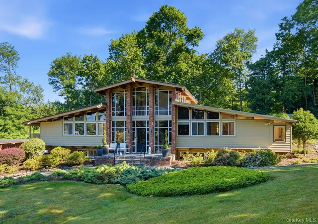 2nd image of 2 Fiddlers Green Dr, Huntington, NY 11743 | MLS# 1009173