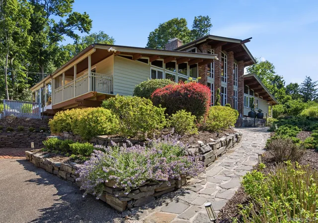 3rd image of 2 Fiddlers Green Dr, Huntington, NY 11743 | MLS# 1009173