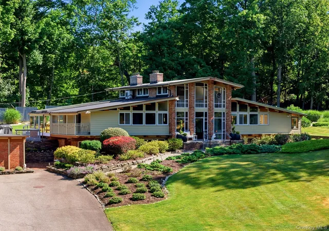 4th image of 2 Fiddlers Green Dr, Huntington, NY 11743 | MLS# 1009173