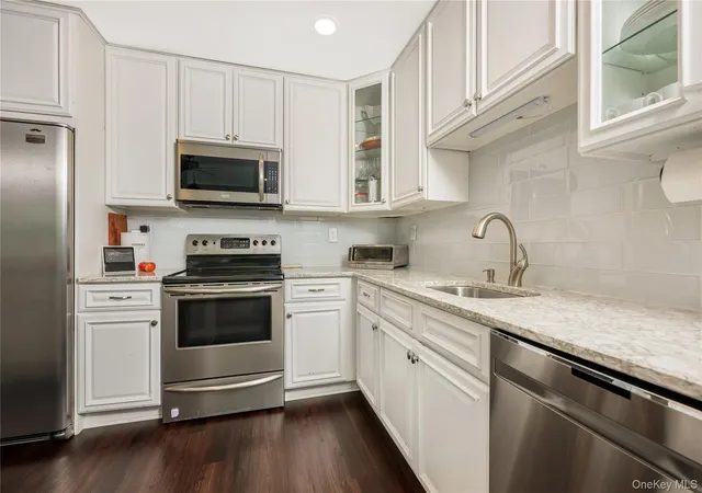 5th image of 32 Della Dr, West Babylon, NY 11704