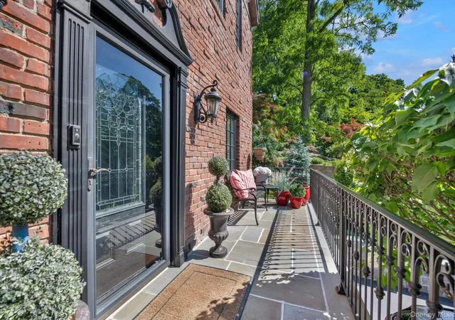 2nd image of 17 Sinclair Martin Dr, North Hempstead, NY 11576 | MLS# 1009238