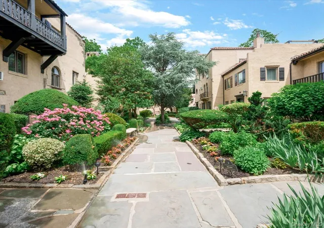 2nd image of 215 Middle Neck Rd #3A - BUILDING 8, North Hempstead, NY 11021 | MLS# 1009328
