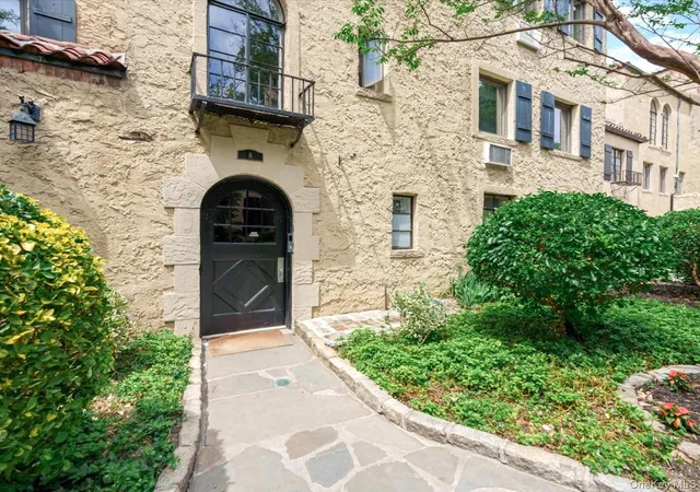 3rd image of 215 Middle Neck Rd #3A - BUILDING 8, North Hempstead, NY 11021 | MLS# 1009328