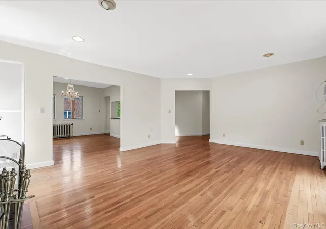 4th image of 215 Middle Neck Rd #3A - BUILDING 8, North Hempstead, NY 11021 | MLS# 1009328