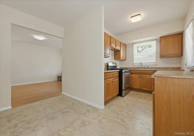 Photo 4 of Single family home for sale at 51 Hickory Rd, North Hempstead, NY 11050 | MLS# 1009334 | Listing updated on 2026-09-27