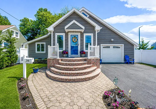 1st image of 590 S 7th St, Lindenhurst, NY 11757 | MLS# 1009340