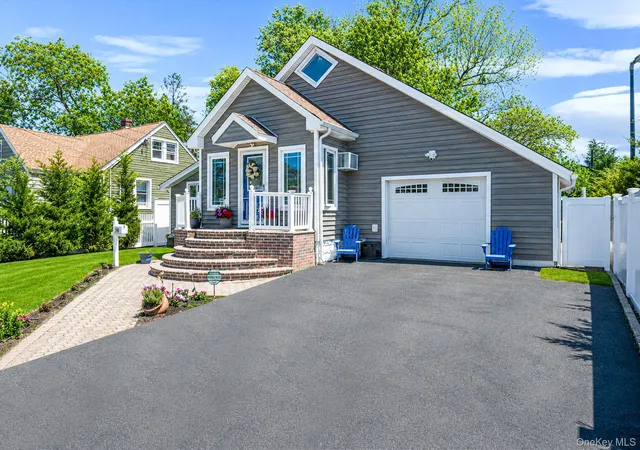 2nd image of 590 S 7th St, Lindenhurst, NY 11757 | MLS# 1009340