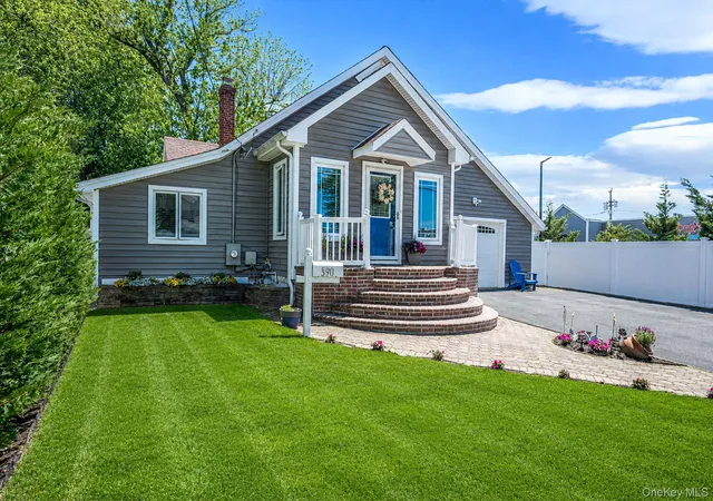 3rd image of 590 S 7Th St, Lindenhurst, NY 11757 | MLS# 1009340