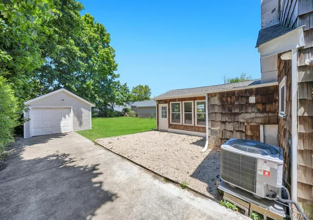 Photo 4 of Sale Pending at 29 Pearsall St, Babylon, NY 11702 | MLS# 1009346 | Listing updated on 2026-07-22