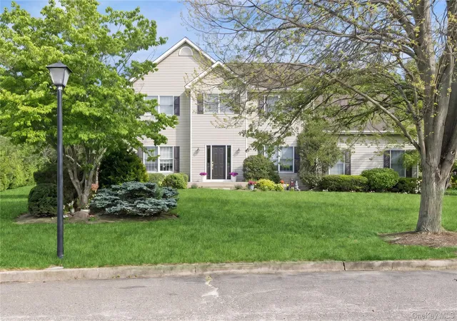 Photo 2 of Sale Pending at 3 Naomi Ct, Huntington, NY 11747 | MLS# 1009376 | Listing updated on 2026-08-26