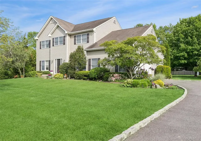 Photo 3 of Sale Pending at 3 Naomi Ct, Huntington, NY 11747 | MLS# 1009376 | Listing updated on 2026-08-26