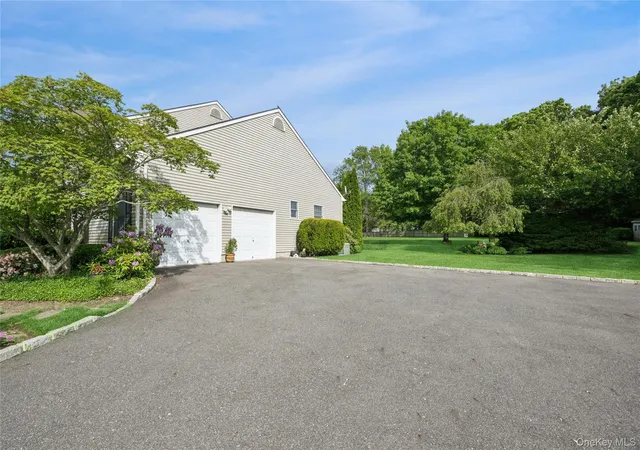 Photo 3 of Sale Pending at 3 Naomi Ct, Huntington, NY 11747 | MLS# 1009376 | Listing updated on 2026-08-26
