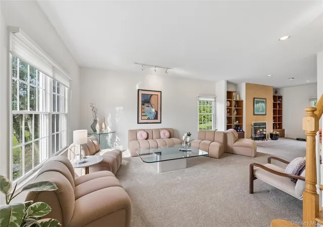 Photo 4 of Sale Pending at 3 Naomi Ct, Huntington, NY 11747 | MLS# 1009376 | Listing updated on 2026-08-26