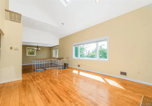 Homes for sale in New York, NY | 215 Coverly Ave, New York, NY 10301 | MLS# 1009383