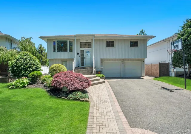 1st image of 1827 Roberta Ln, Hempstead, NY 11566 | MLS# 1009455