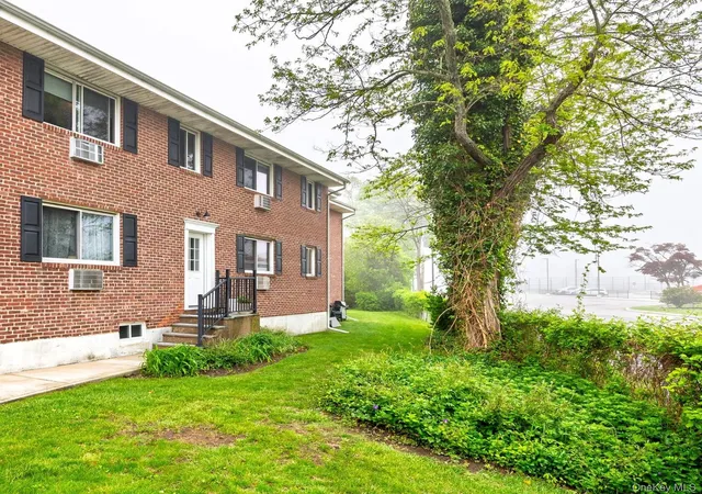 Photo 1 of Condo for sale at 200 Merrick Rd #F, Babylon, NY 11701 | MLS# 1009484 | Listing updated on 2026-10-04