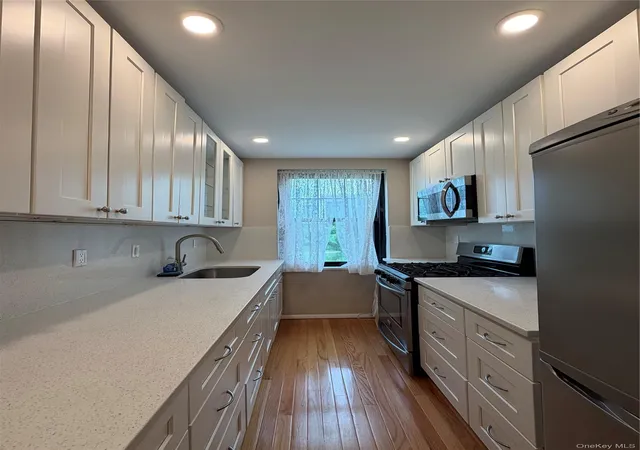 Homes for sale in New York, NY | 70 47a Park Dr E, New York, NY 11367 | MLS# 1009494