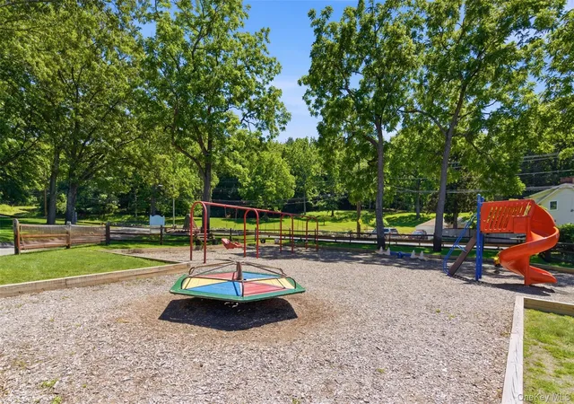 43rd image of 4 Landing Meadow Rd, Smithtown, NY 11787 | MLS# 1009540
