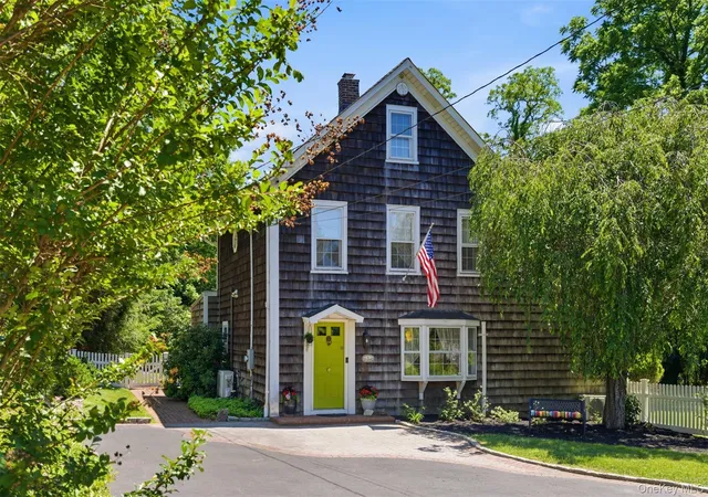 2nd image of 4 Landing Meadow Rd, Smithtown, NY 11787 | MLS# 1009540