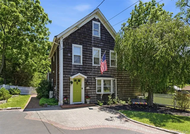 3rd image of 4 Landing Meadow Rd, Smithtown, NY 11787 | MLS# 1009540