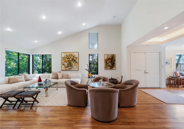 Photo 2 of Sale Pending at 265 Sparrow Dr #265, Manhasset, NY 11030 | MLS# 1009542 | Listing updated on 2026-07-11